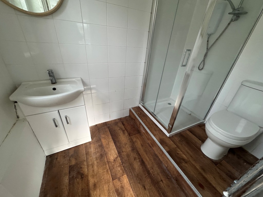 Lot: 103 - FOUR-BEDROOM SEMI-DETACHED HOUSE - En-suite to bedroom 1